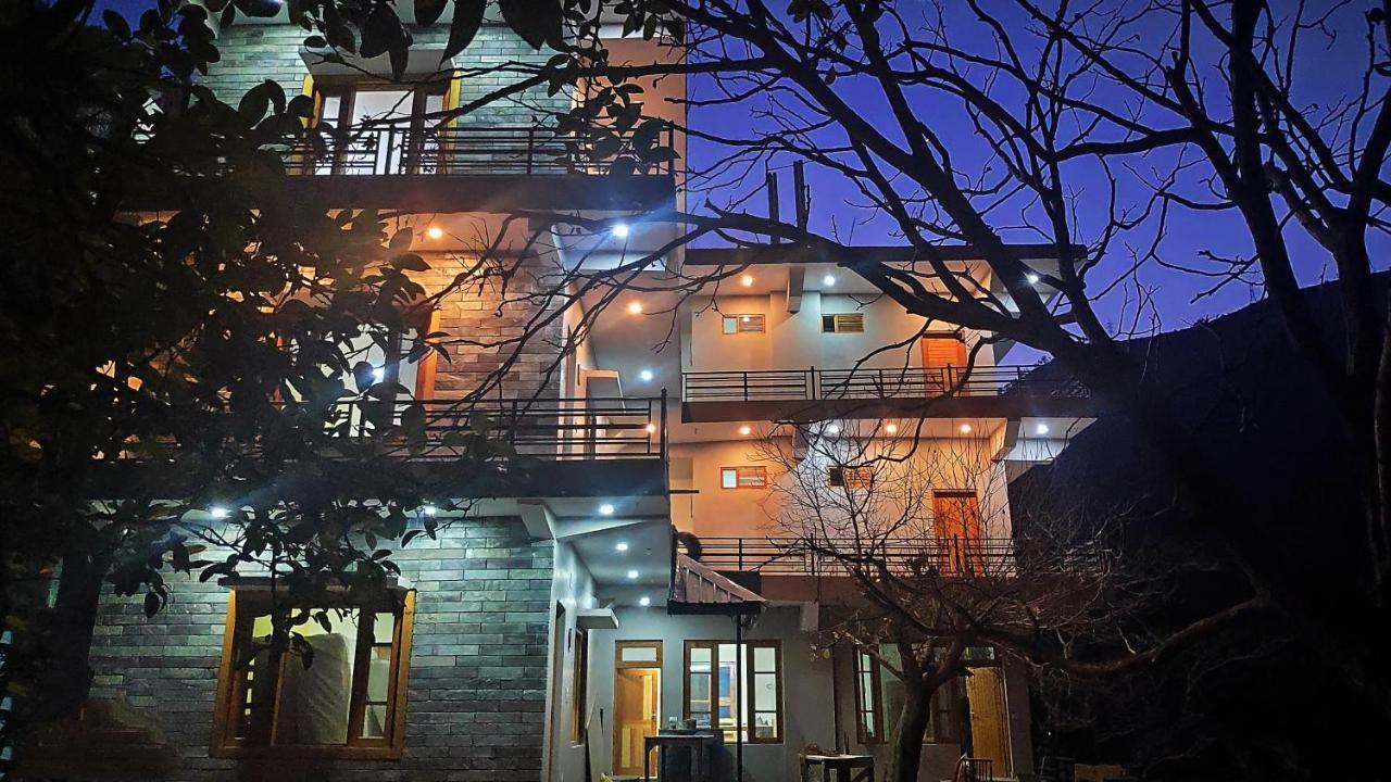 Tirthan Grand Riverside Banjar Экстерьер фото